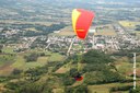 Salto da rampa de paraglider