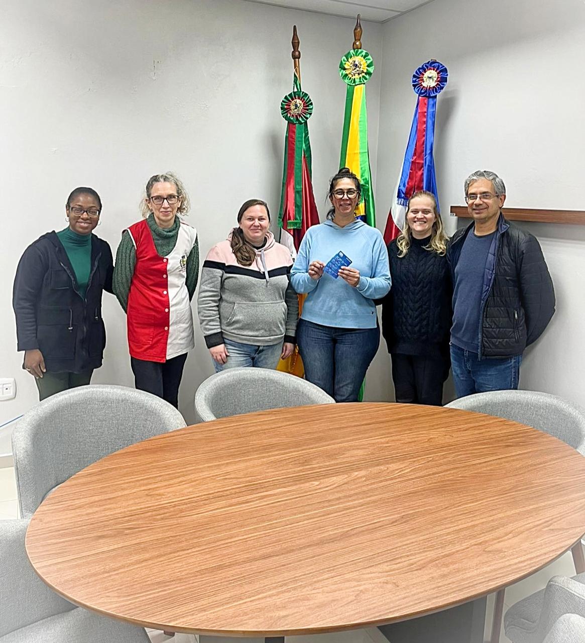 Câmara Municipal de Agudo entrega cartões de vale-alimentação aos servidores efetivos
